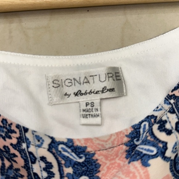 Signature by Robbie Bee Printed Ity Cold
Shoulder Shift Dress Sz. PS - Picture 6 of 7